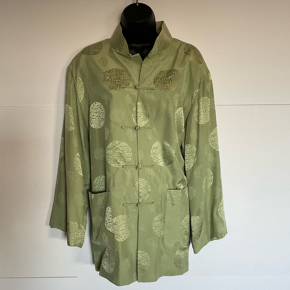 Green Chinese jacket with knotted buttons, functional pockets.OS
